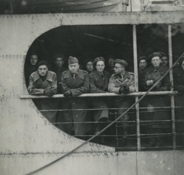 Majoor Van Raalte, tweede van links, op 30 november 1945 op weg naar Engeland, in Oostende aan boord van HMS Prince Charles