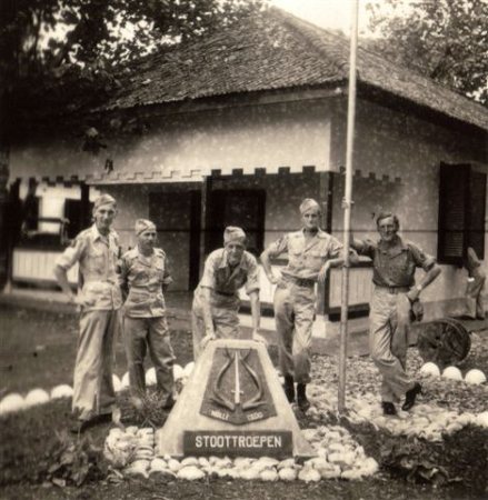 Jan van Trigt op Bali; hij is de tweede van rechts