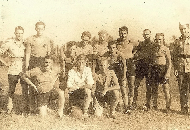 Het 8 RS elftal in Manado. Vlnr staande: Joost, Eddy Groenhof, Aarts, Theo, Bets van Vonno, Frits, Wim Fikken, Ger en de rooie Vonk. Zittend: Sjeuk Wuts, Jan van Vonno (keeper) en Frans. Sportleider Floris Smit. Manado, juni 1946.