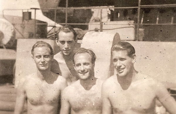 Vlnr Theo Oudenaller (Hilversum), Eddy Groenhof, Arie vd Burg (Rotterdam), Jan Mijnsberge (Den Haag). Aan boord van de LST 627 van Manado naar Bali, juli 1946
