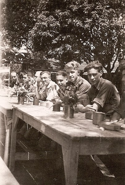 Gezamenlijke maaltijd bij het 2-jarig bestaan van het Regiment Stoottroepen, Tabanan, 24 september 1946