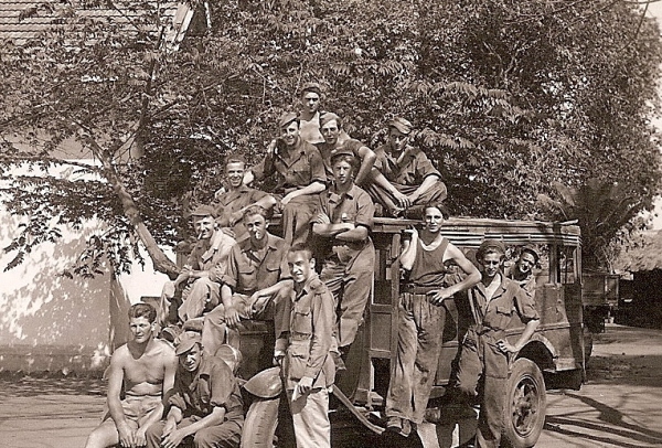 Chauffeurs van de Stafcompagnie 8 RS in Tabanan, september 1946.