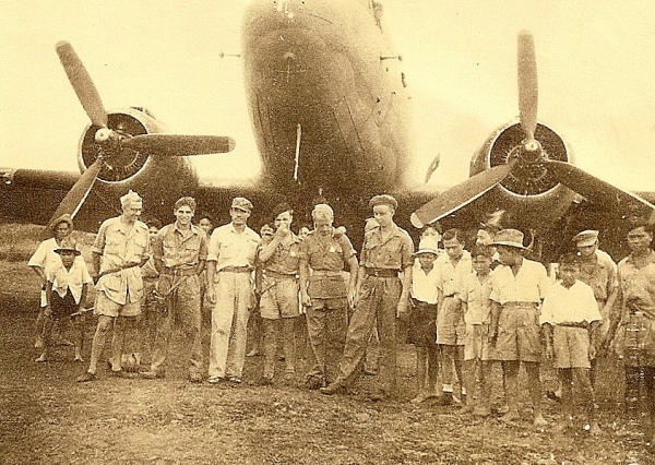 Post halen bij het postvliegtuig op vliegveld Koeta op Bali, september 1946.