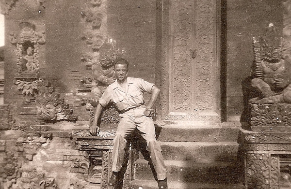 Wim van Dijk (chauffeur Stafcompagnie) voor een Balinese tempel, september 1946