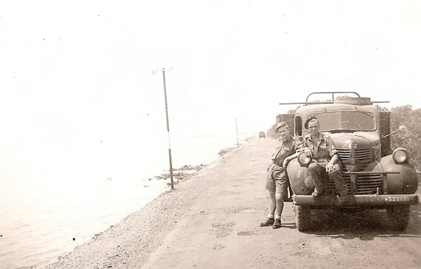 Jan en Wim tijdens het vervoer van goederen naar de haven van Benoa, oktober 1946.