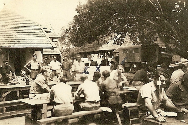 Gezamenlijke maaltijd te Tabanan, Bali. September 1946. x ikzelf (Eddy Groenhof) kijk net naar beneden, 1 Jan Stegeman, 2 serg majoor Henny Lussing