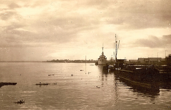 Vergezicht op de Moesi met de BPM-steiger te Pladjoe, achterste boot de torpedobootjager Piet Hein, november 1946.