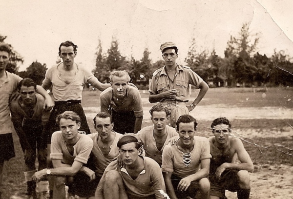 Stafelftal Pladjoe, november 1946, "de rechtsback is niet aanwezig"