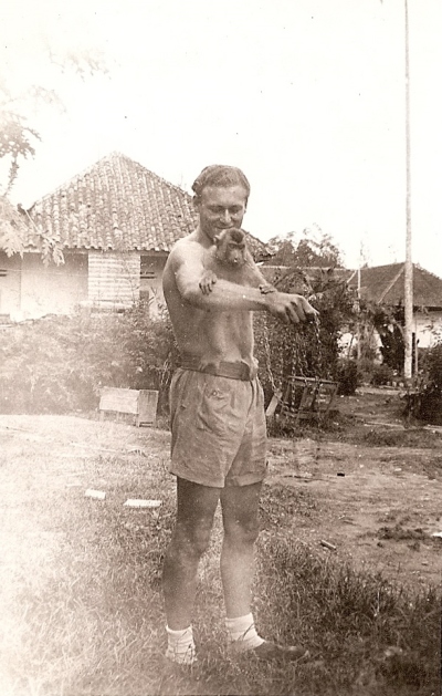 Wim Diephof met zijn aap, Palembang, november 1946.