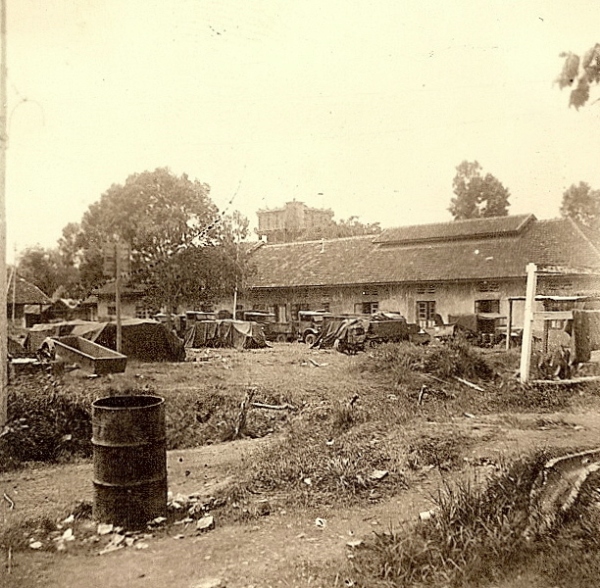 Binnenplaats van de benteng, december 1946, watertoren op de achtergrond.