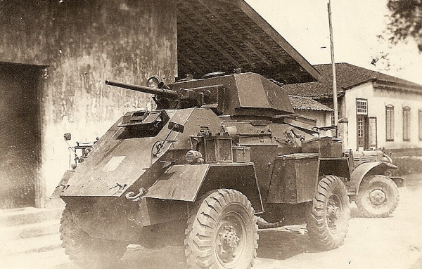Humber pantserwagen van het 3e Eskadron Pantserwagens Huzaren van Boreel, toegevoegd aan 8 RS, in de benteng, Palembang, januari 1947.