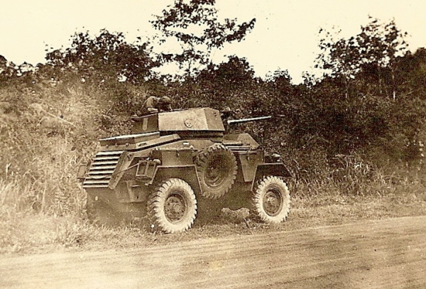Humber pantserwagen van het 3e Eskadron Pantserwagens Huzaren van Boreel, toegevoegd aan 8 RS, tijdens slag om Palembang, te Charitas, 1 tm 5 januari 1947.