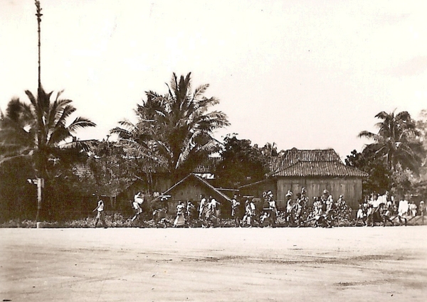 Indonesische burgers (mannen, vrouwen, kinderen) onder begeleiding van één Nederlandse militair tijdens de slag om Palembang, 1 t.m. 5 januari 1947.