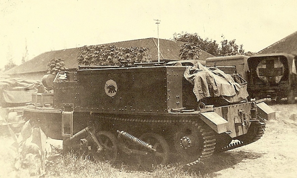 Carrier van Gadja Merah (rode olifant), in de benteng, Palembang, januari 1947.
