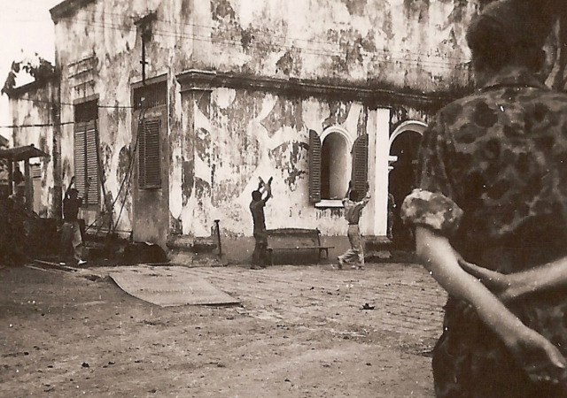 Gevangengenomen Indonesische strijders worden opgebracht in de benteng in Palembang, bij de slag om Palembang, 1 t.m. 5 januari 1947.