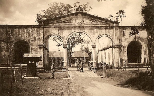 Hoofdpoort van de benteng (kraton), aan de zuidzijde, op korte afstand van de rivier de Moesi in Palembang, januari 1947