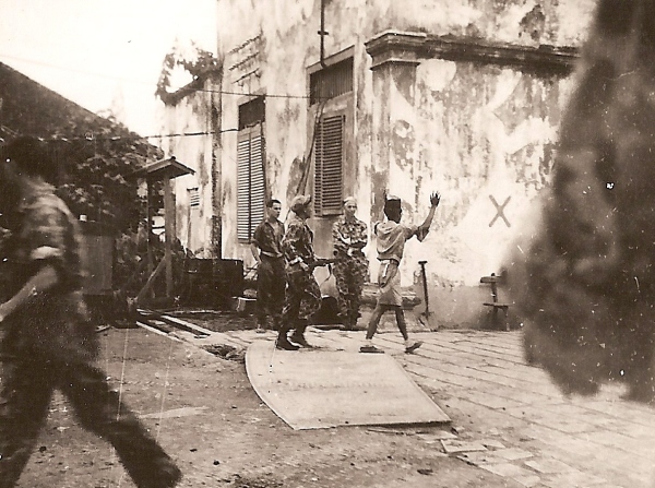 Een gevangengenomen Indonesische strijder wordt opgebracht in de benteng in Palembang, bij de slag om Palembang, 1 t.m. 5 januari 1947.