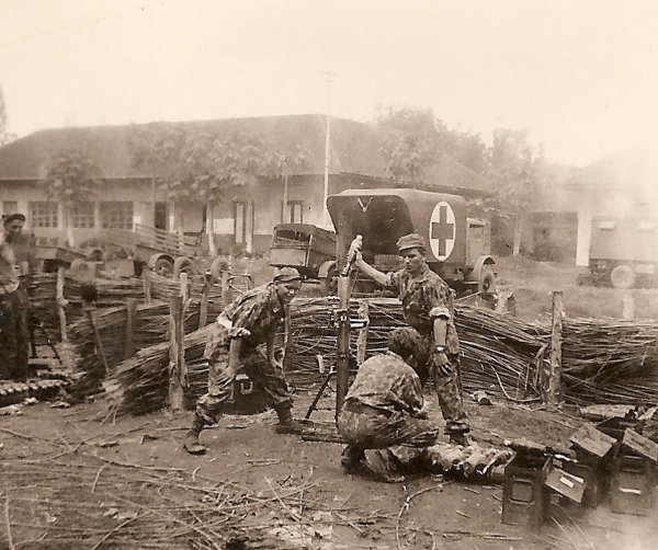 Mortieristen van de Ost compagnie in actie in de benteng van Palembang tijdens de slag om Palembang, 1 - 5 januari 1947. Uiterst links is een tweede mortier zichtbaar.