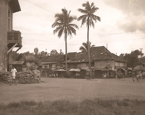Straattafereel in Palembang, mogelijk in januari 1947. Precieze locatie onbekend.