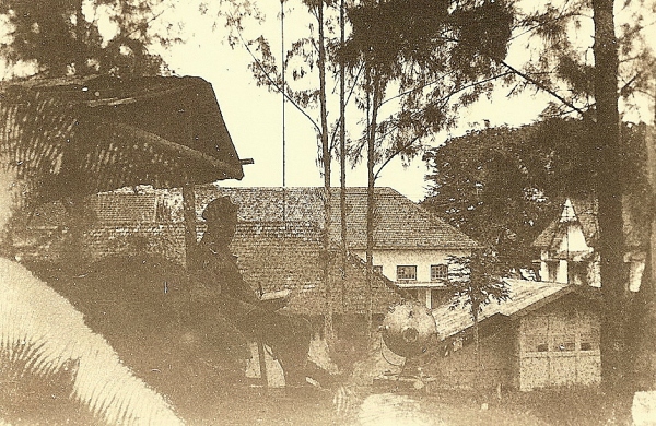 Wachtpost op de muur van de benteng (kraton) in Palembang, januari 1947.