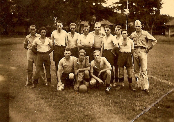 Ons voetbalelftal dat tegen de B.P.M. speelde en toen won met 4-2, maart 1947.