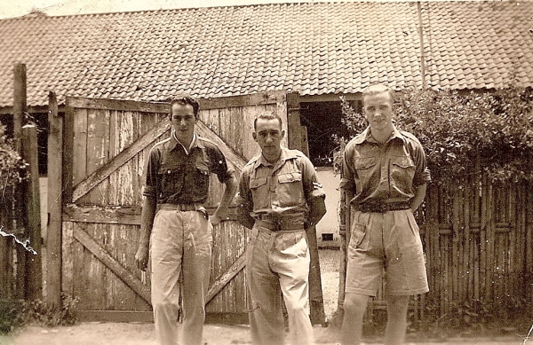 Vlnr Edo, Frans en Jan. Jan daar lig ik (Eddy Groenhof) samen mee op één kamer. Palembang, april 1947.