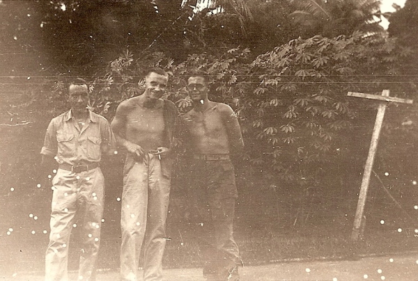 Frans, Jan en Jan Jole te Boom Baroe (Palembang), april 1947.