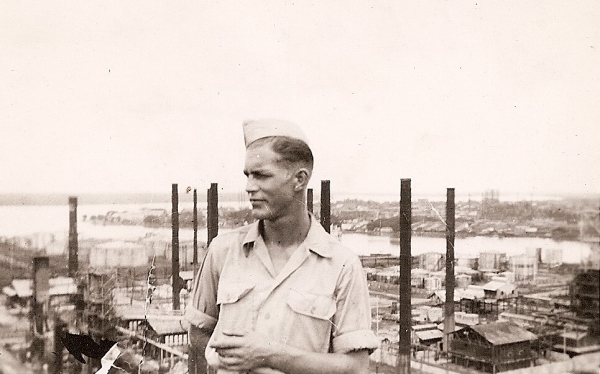 Militair voor B.P.M. raffinaderij te Pladjoe, mei 1947.