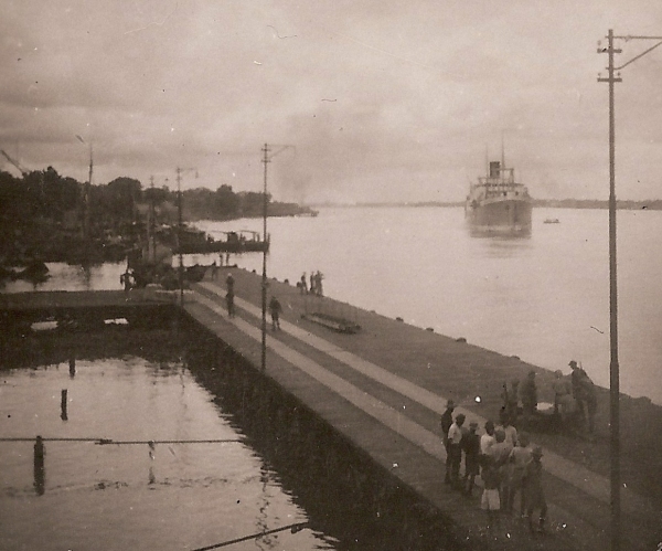 De Kota Baroe komt over de Moesi aangevaren naar de kade van Boom Baroe in Palembang op 21 juni 1947.