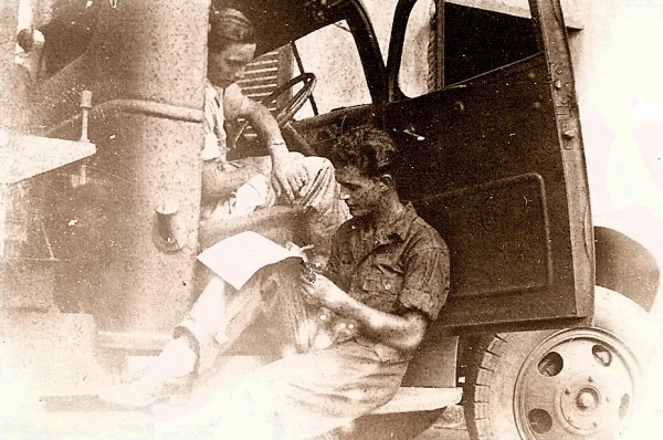 Even een brief schrijven op de treeplank van de wagen, Palembang, juli 1947.