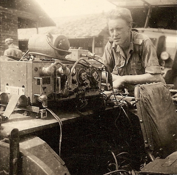 Militair bij in een voertuig ingebouwde radio, juli 1947.