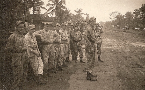 Wachten langs de kant van de weg, juli 1947.