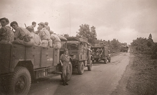 Wachten zittend op de voertuigen, juli 1947.