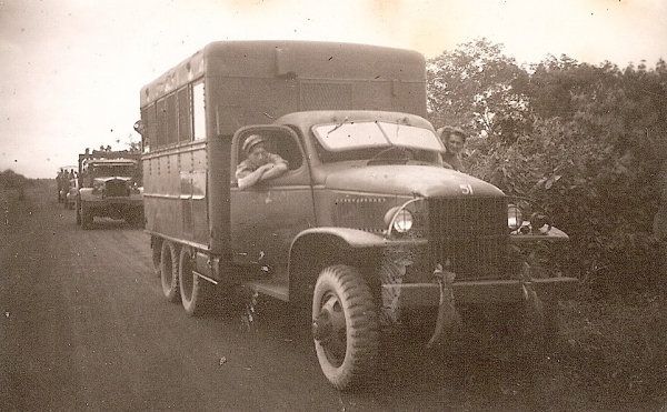 GMC-vrachtwagen langs de weg, juli 1947.