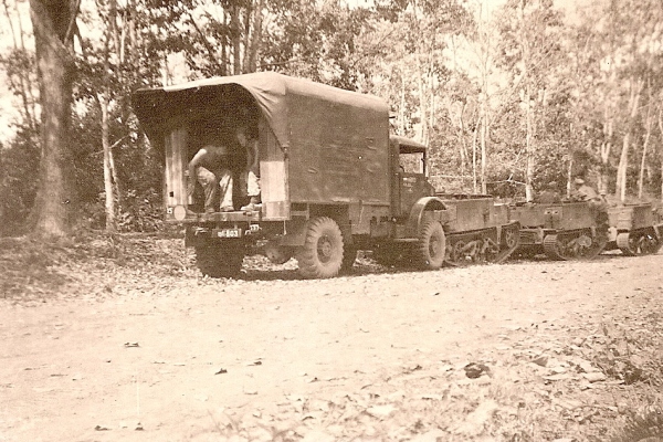 Vrachtwagen en 3 carriers langs de weg, juli 1947.