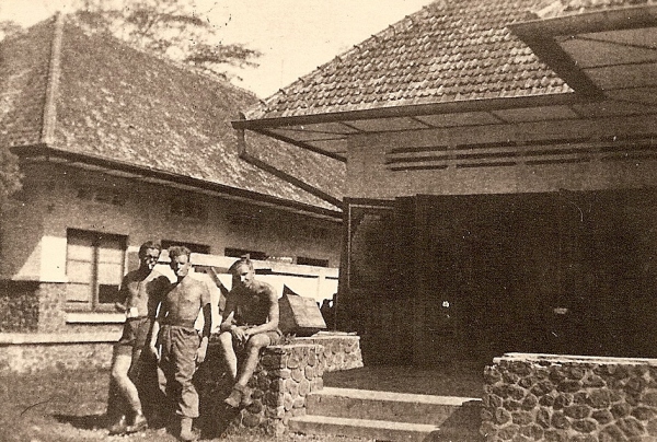 Drie man voor een gebouw in Lahat, augustus 1947.