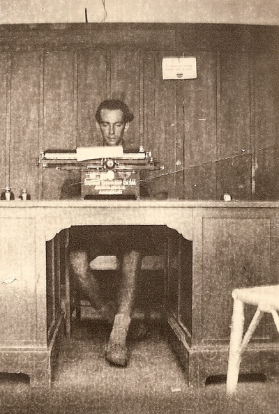 Kpl-schrijver Eddy Groenhof aan het werk op kantoor, Lahat, augustus 1947.