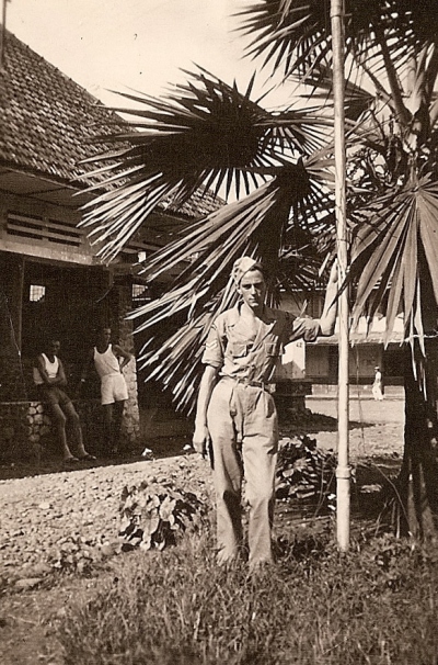 Eddy Groenhof naast vlaggemast in Lahat, augustus 1947.