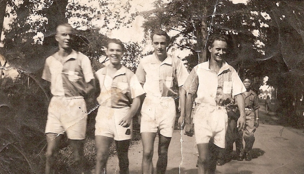 Vlnr: Henny Lussing, Peet, Eddy Groenhof, Theo. Op weg naar het voetbalveld, Lahat, maart 1948.