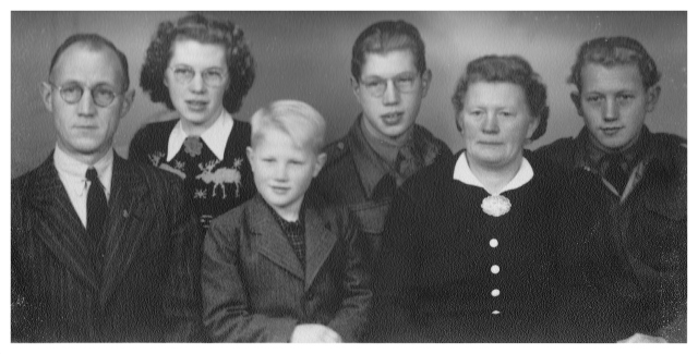 Het gezin Van Vonno in 1945, vlnr: vader Jan, zus Rieki, broertje Gerrit, Jan, moeder Femia en Bets.