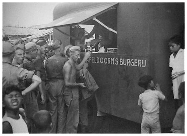 Apeldoornse kantinewagen op bezoek bij 1-9 RI, het Friese bataljon